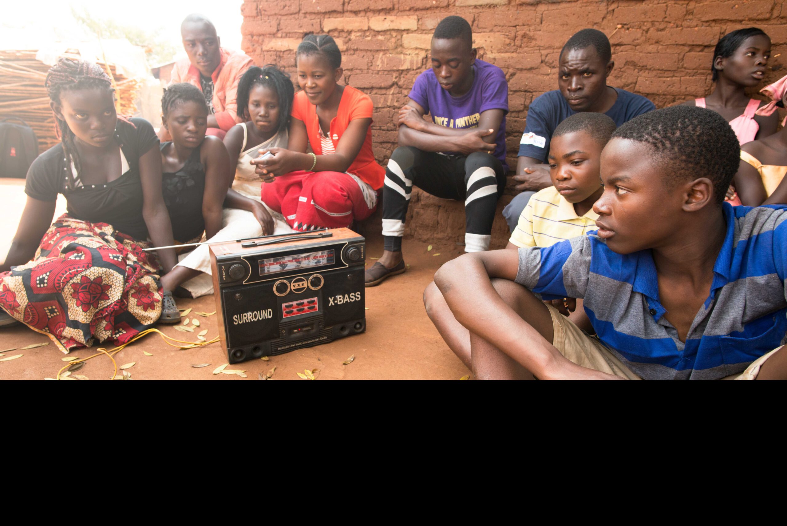 GNO0498_Corona-Hilfe Radiogeräte_Plan International_Bild stammt aus einem ähnlichen Plan-Projekt in Malawi_Bild1