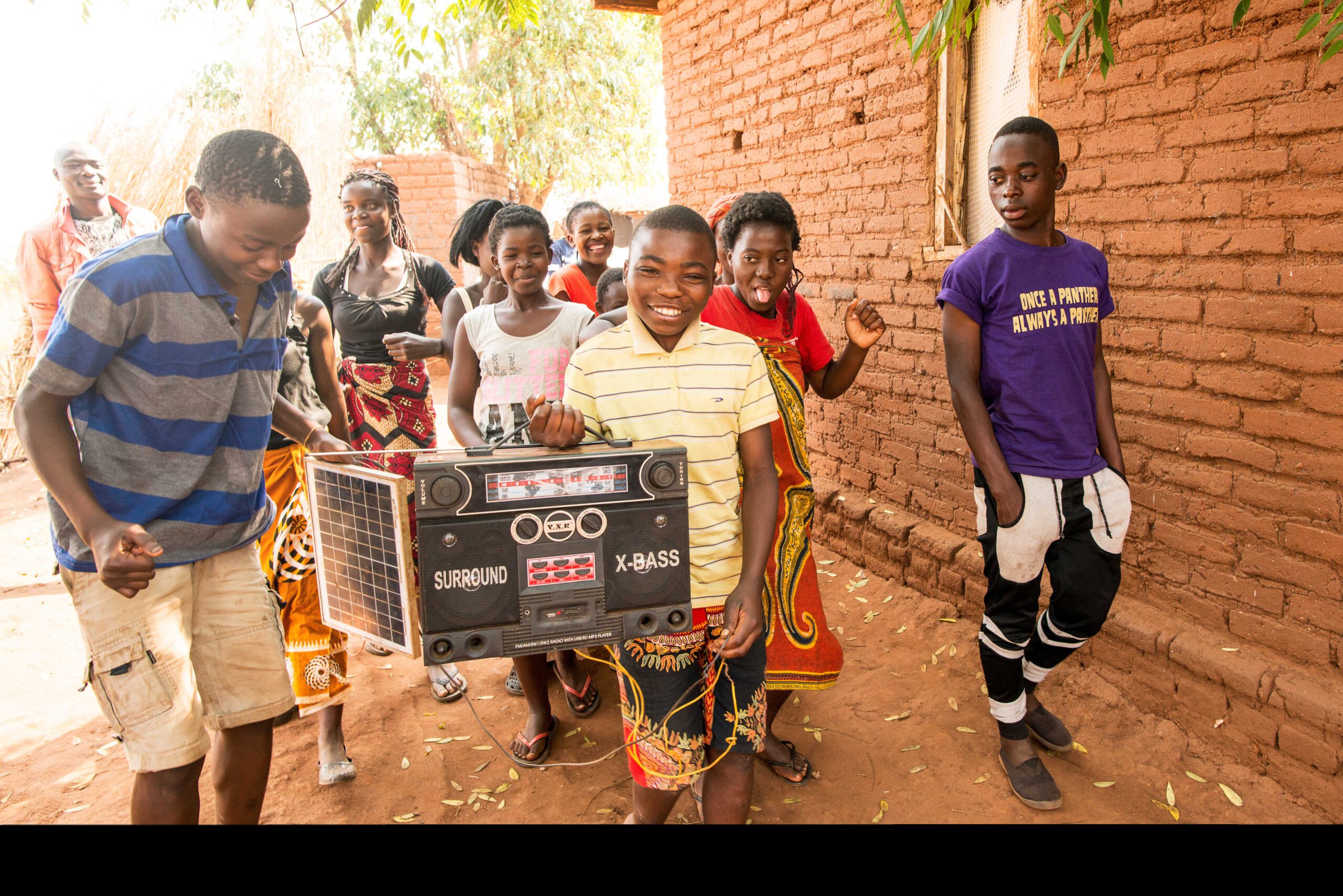 GNO0498_Corona-Hilfe Radiogeräte_Plan International_Bild stammt aus einem ähnlichen Plan-Projekt in Malawi_Bild2